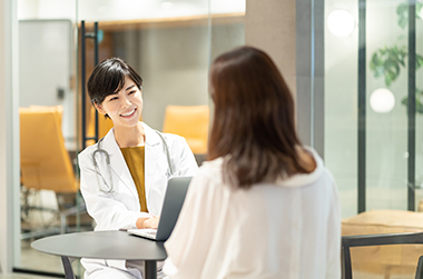 女性医師の診察を受ける女性