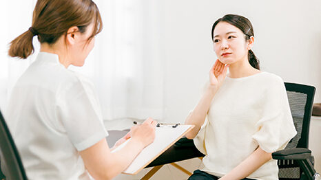 カウンセリングする女性医師