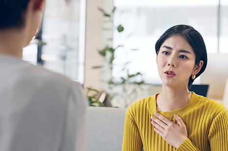 相談している女性1