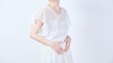 お腹を押さえている女性