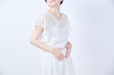 お腹を押さえている女性