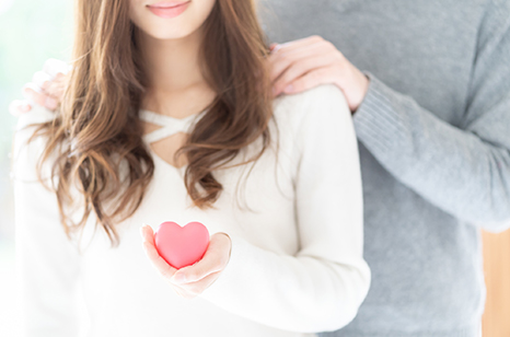 ハートを持った女性